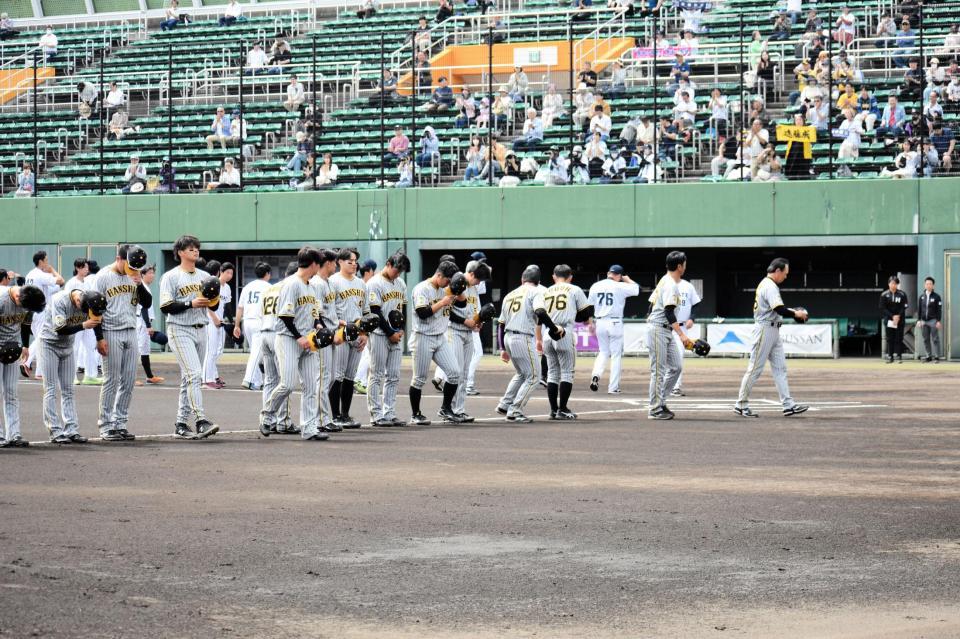 　オープンセレモニーで整列する阪神選手