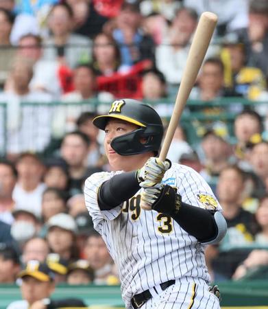 　２回、左犠飛を放つ大山（撮影・立川洋一郎）