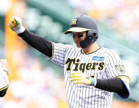 　２回、適時打を放ち喜ぶ森下（撮影・中田匡峻）