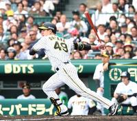 　２回、同点適時打を放つ大竹（撮影・立川洋一郎）
