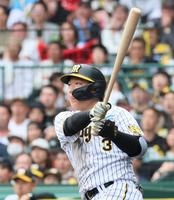 　２回、左犠飛を放つ大山（撮影・立川洋一郎）
