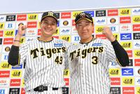 　ヒーローインタビューを終え、笑顔でガッツポーズを見せる大竹（左）と大山（撮影・中田匡峻）