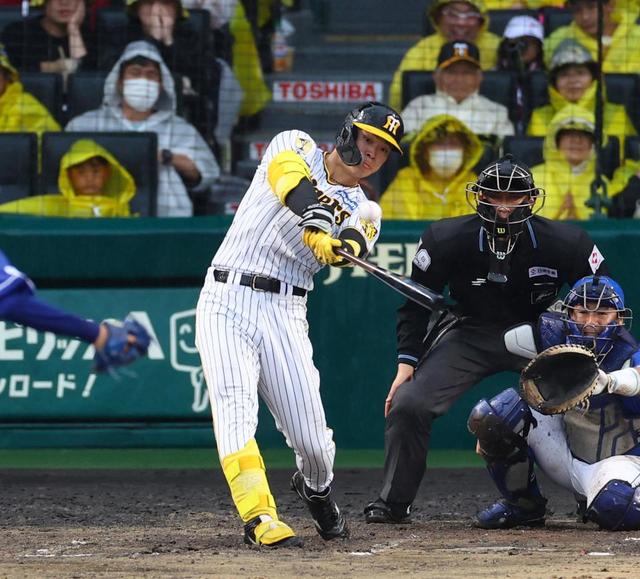 阪神 佐藤輝明が先制の3号3ラン 雨を切り裂き右翼席へ176キロの