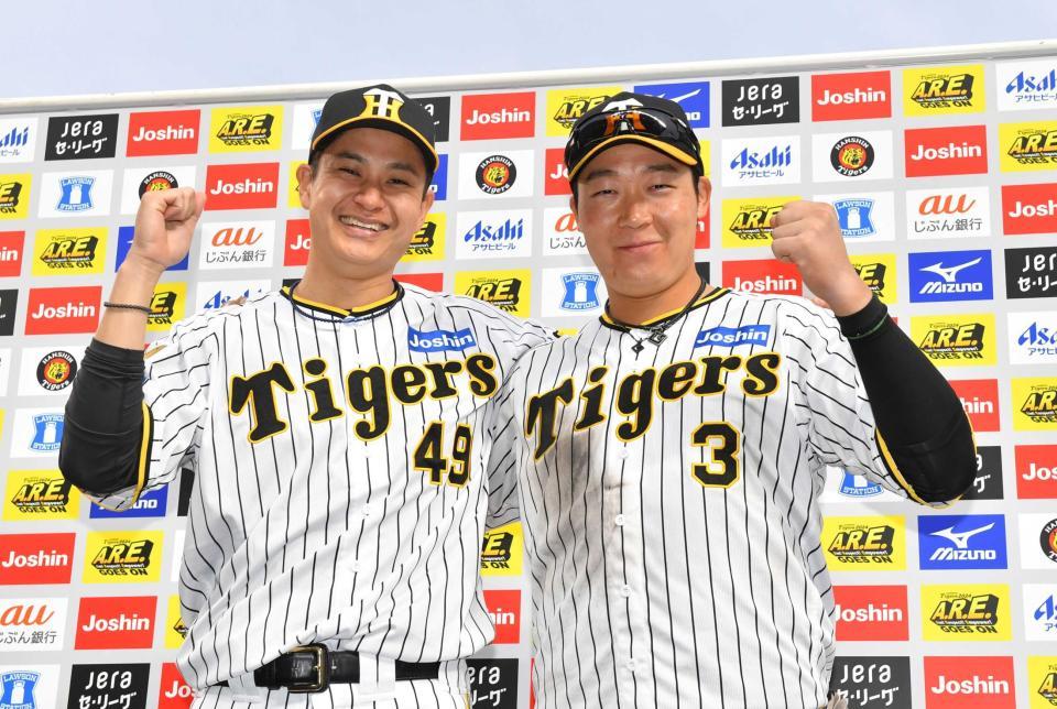 　ヒーローインタビューを終え、笑顔でガッツポーズを見せる大竹（左）と大山（撮影・中田匡峻）