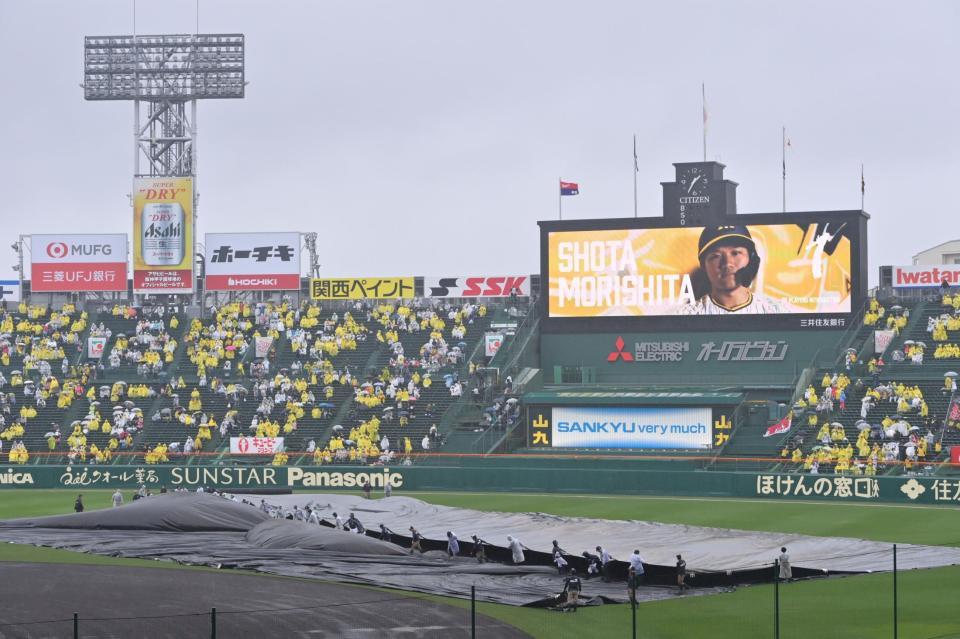 　試合開始を遅らせる発表がされた甲子園球場（撮影・立川洋一郎）