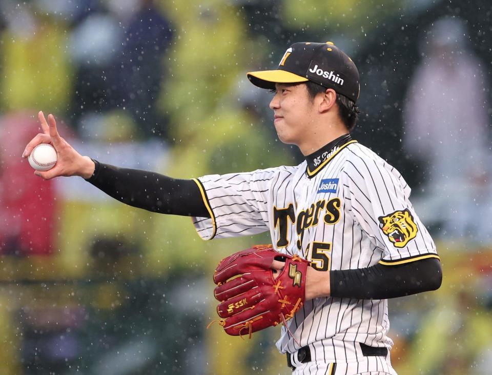 　７回、細川を遊ゴロに打ち取りほほ笑む才木（撮影・中田匡峻）