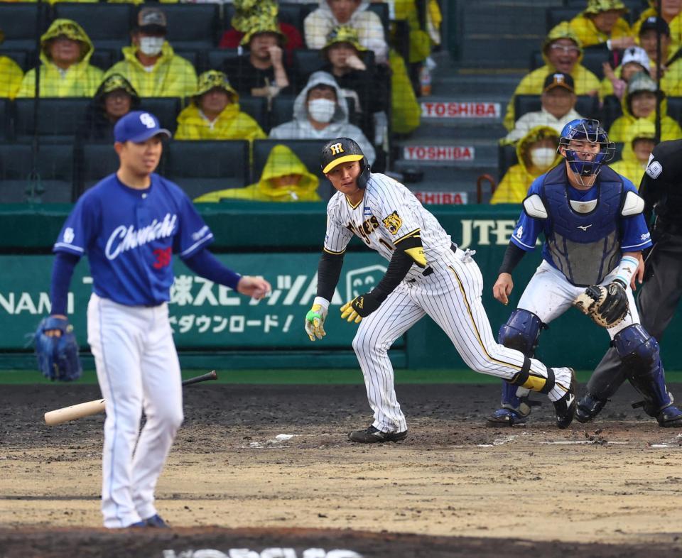 　６回、左前打を放つ森下（撮影・山口登）