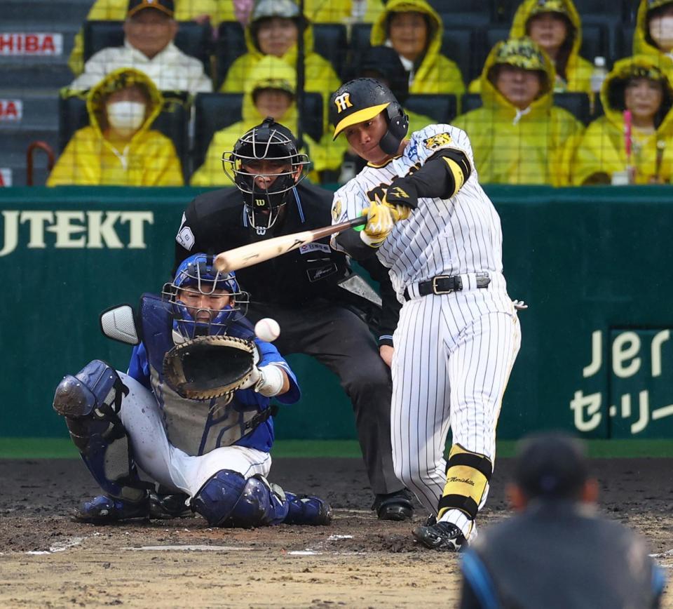 　６回、左前打を放つ森下（撮影・山口登）