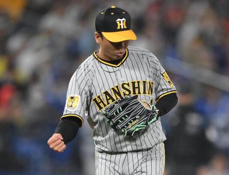 　６回　度会を遊ゴロに打ち取りガッツポーズをする村上（撮影・堀内翔）