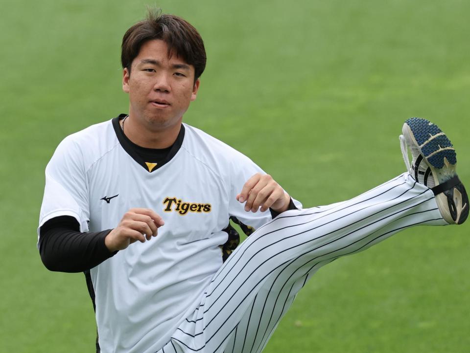 　ウォーミングアップをする村上（撮影・田中太一）