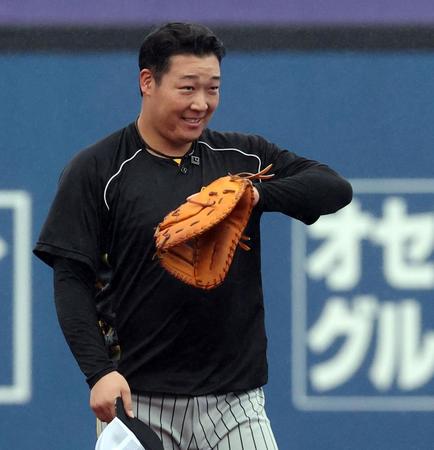 　雨が降る中、引き揚げる大山（撮影・田中太一）