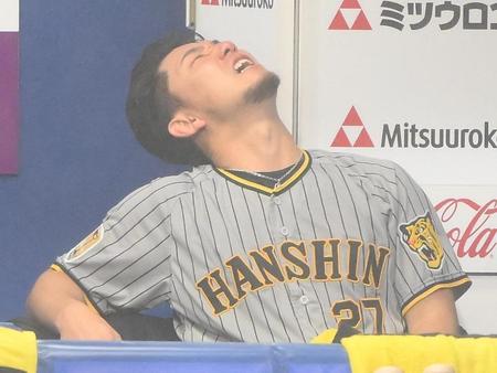 　７回を終えてベンチで悔しそうな表情を見せる伊藤将（撮影・堀内翔）