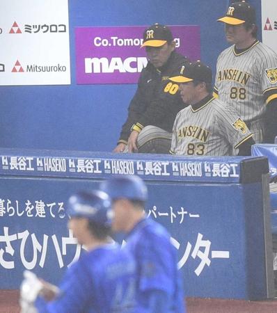 　７回、石上の右前打で敵失がからみ三進。ベンチで厳しい表情を見せる岡田監督（撮影・佐々木彰尚）