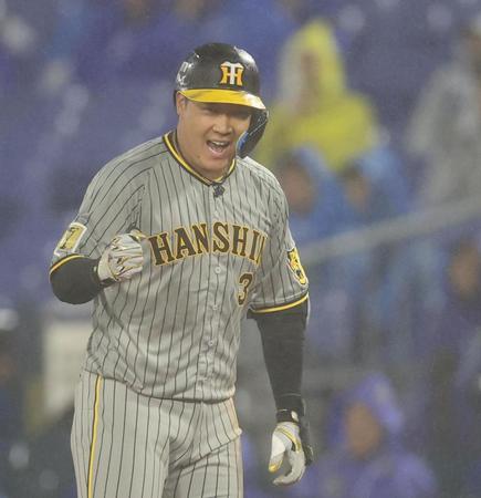 　９回、同点適時打を放ち、ガッツポーズを決める大山（撮影・田中太一）