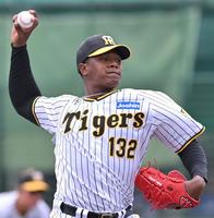 　６回から登板したマルティネス（撮影・北村雅宏）