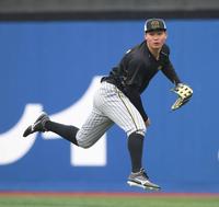 　試合前に守備練習をする森下（撮影・堀内翔）