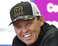 　笑顔で練習を見守る岡田監督（撮影・田中太一）