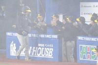 　５回、ノイジーの押し出し四球で三走・伊藤将が生還。出迎る岡田監督（撮影・佐々木彰尚）