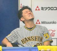 　逆転を許し、ベンチで悔しそうな表情を見せる伊藤将（撮影・堀内翔）