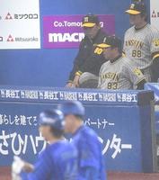 　７回、石上の右前打で敵失がからみ三進。ベンチで厳しい表情を見せる岡田監督（撮影・佐々木彰尚）