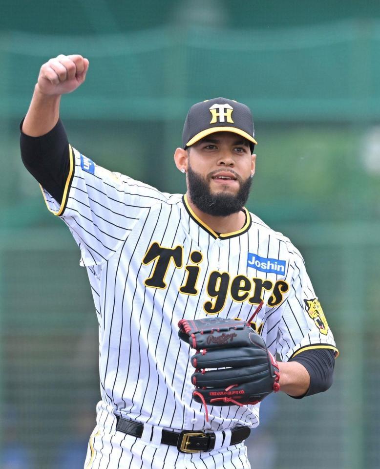 　７回、中日打線を無失点に抑え、ポーズをとるベタンセス（撮影・北村雅宏）