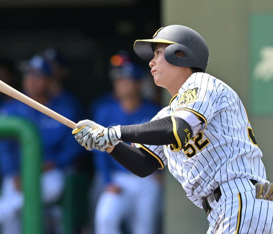 　５回、適時二塁打を放つ山田（撮影・北村雅宏）