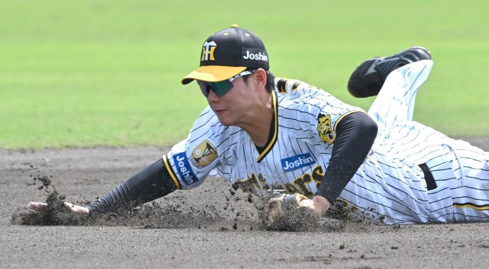 　５回、ビシエドの放った三遊間のゴロを飛びついて捕球した山田（撮影・北村雅宏）