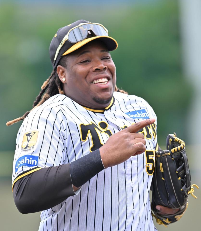 　２軍戦で１回、左翼の守備に就いたミエセスは笑顔を見せながらベンチに戻る（撮影・北村雅宏）