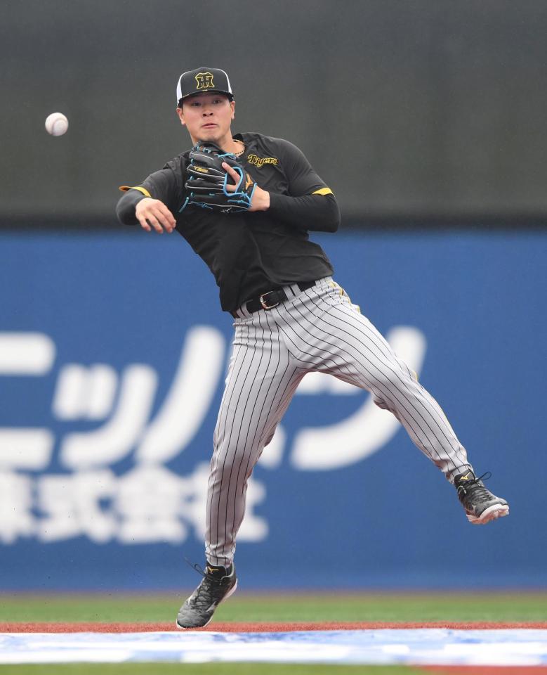 　試合前に守備練習をする佐藤輝（撮影・堀内翔）