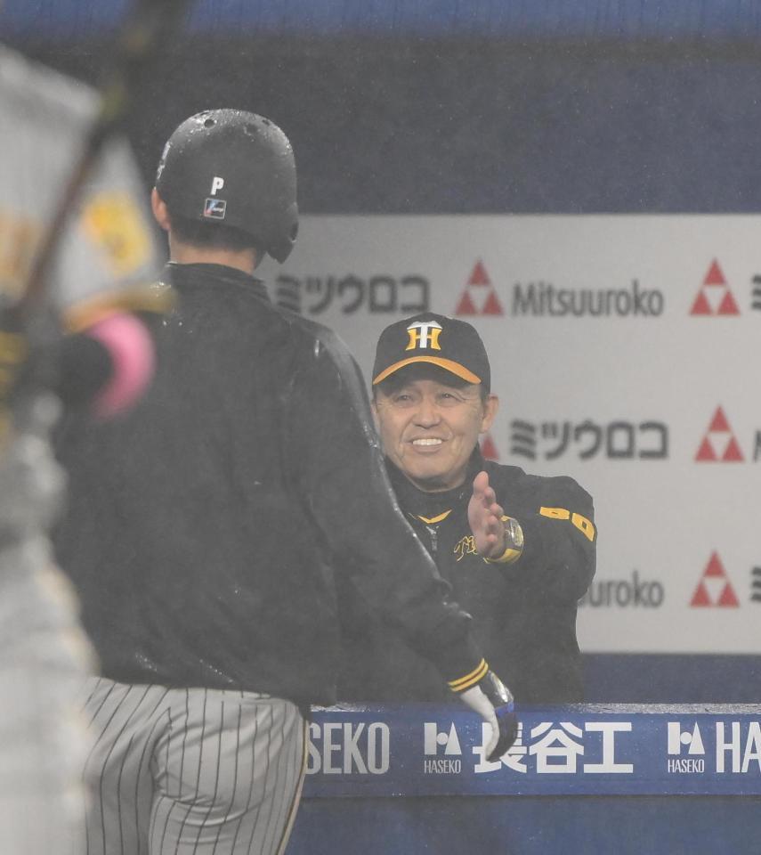 　５回、生還した伊藤将（左）を迎える岡田監督（撮影・堀内翔）