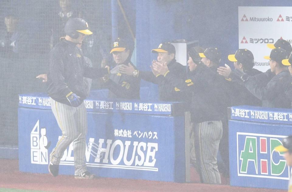 　５回、ノイジーの押し出し四球で三走・伊藤将が生還。出迎る岡田監督（撮影・佐々木彰尚）