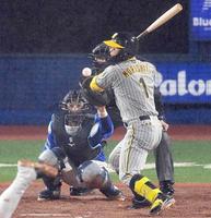 　９回、森下が押し出しの死球を受ける