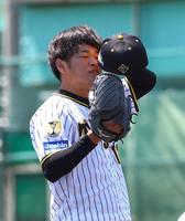 　１回、満塁のピンチを背負いマウンドで汗を拭く高橋（撮影・山口登）
