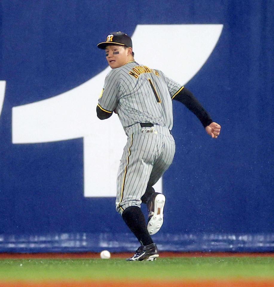 　７回、石上の打球を後逸し追加点を許す森下（撮影・田中太一）