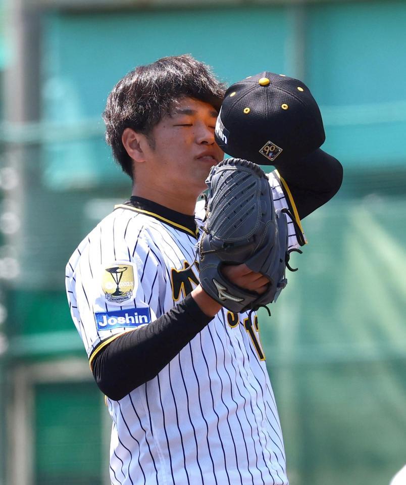 　１回、満塁のピンチを背負いマウンドで汗を拭く高橋（撮影・山口登）