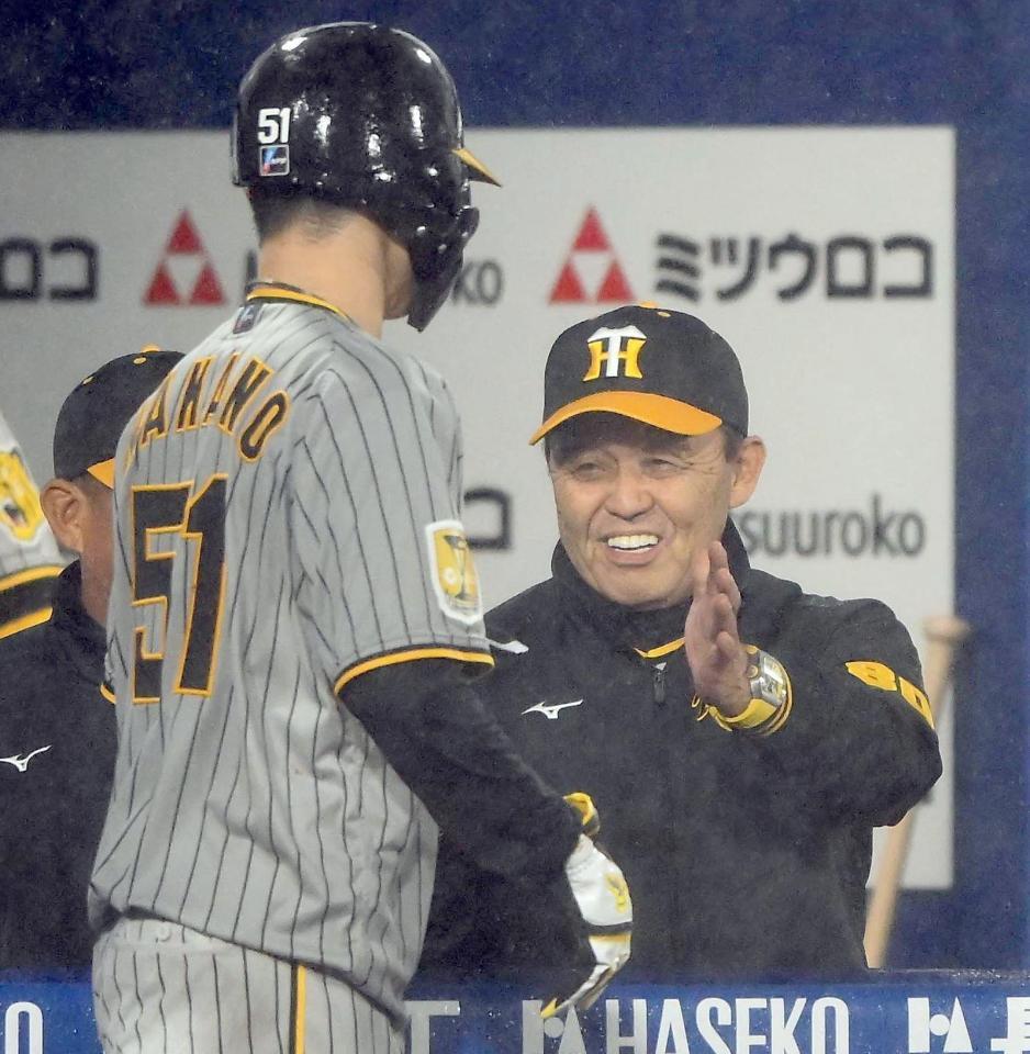 　９回、生還した中野（左）を笑顔で迎える岡田監督＝２４日