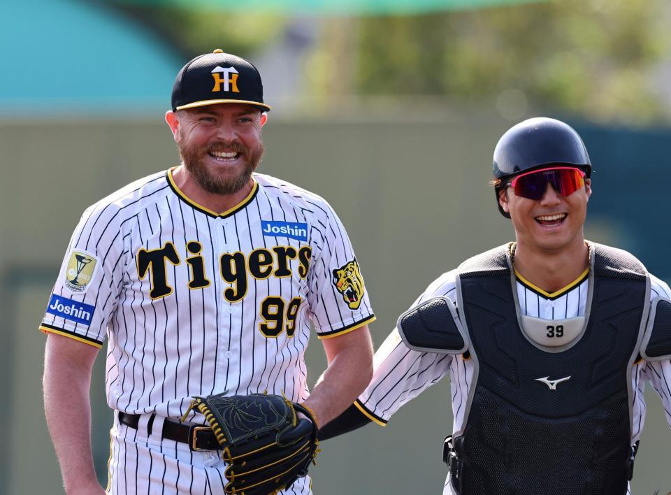 　８回を終え、笑顔でベンチに戻るビーズリー（右は栄枝）＝撮影・山口登