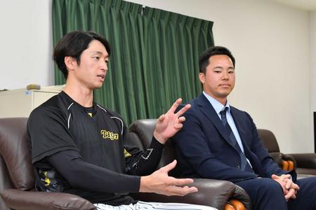 　石井代表理事（右）と取材を受ける近本（撮影・中田匡峻）