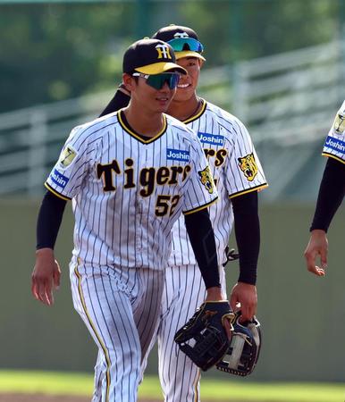 　試合を終え笑顔を見せる山田（左）＝撮影・山口登