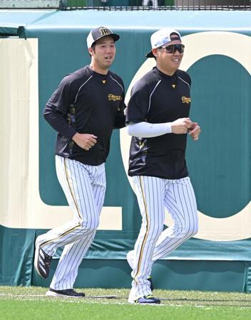 　笑顔でランニングする青柳（左）と西勇（撮影・石井剣太郎）