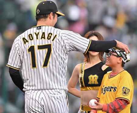 　試合前、スタメンキッズの頭に手をやる青柳（左）＝撮影・北村雅宏