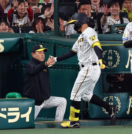 　４回、ソロを放った森下を迎える岡田監督（左）＝撮影・山口登