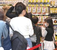 　ローソン　ＨＡ　阪神甲子園西口店で販売される「アレライス」を指さす客（撮影・北村雅宏）