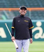 　練習を見守る岡田監督（撮影・立川洋一郎）