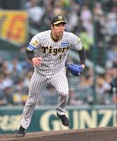 　１回、西川の放った一ゴロのベースカバーに反応する青柳（撮影・北村雅宏）