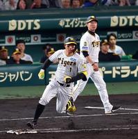 　４回、左越えにソロを放つ森下（撮影・山口登）