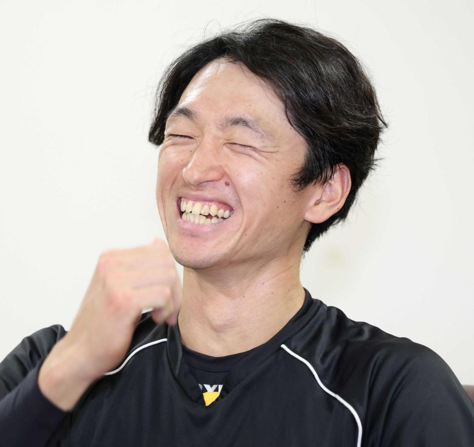 　取材中、笑顔を見せる近本（撮影・中田匡峻）