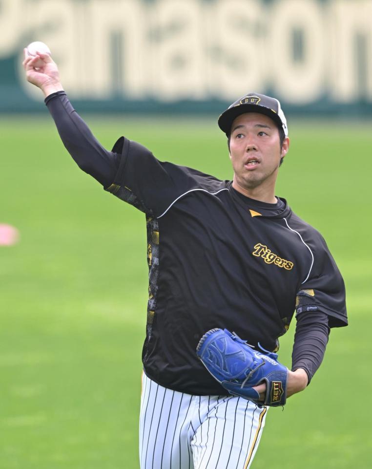 　キャッチボールする青柳（撮影・石井剣太郎）