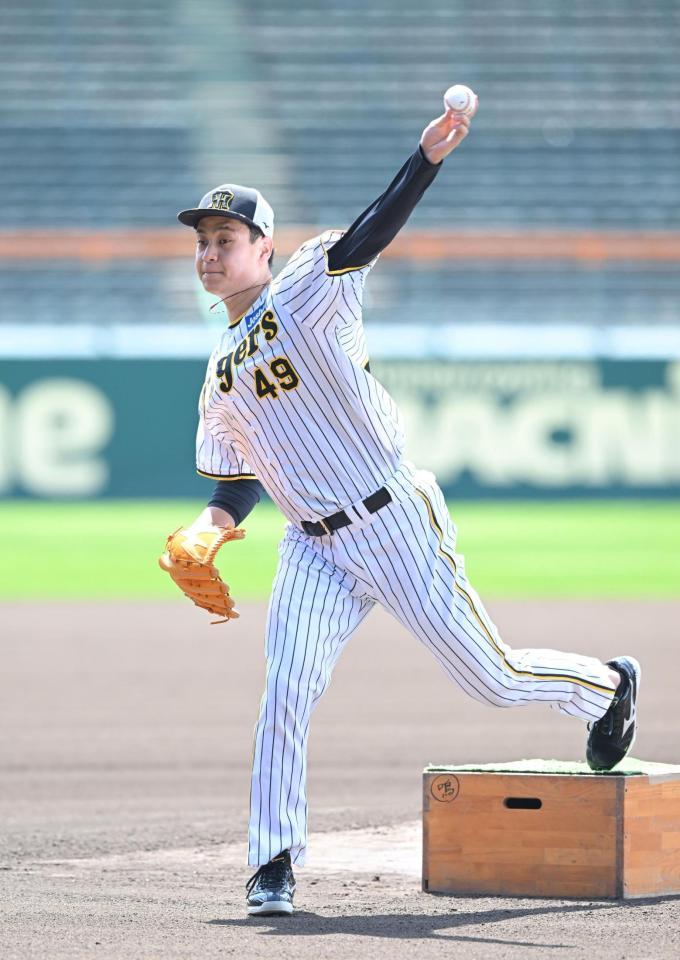 　台を使って投球練習する大竹（撮影・石井剣太郎）