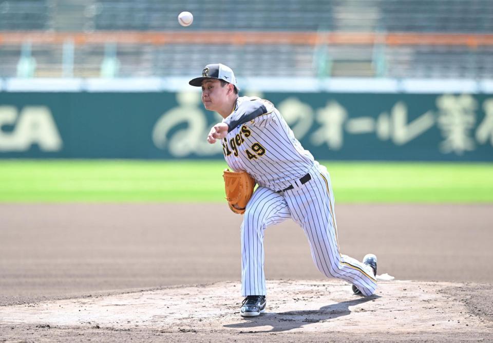 　マウンドの感触を確かめる大竹（撮影・石井剣太郎）